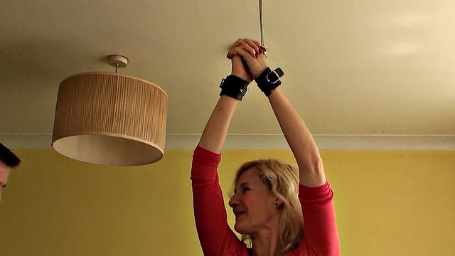 Молли Маракас на коленях - не сдерживает страсть к члену