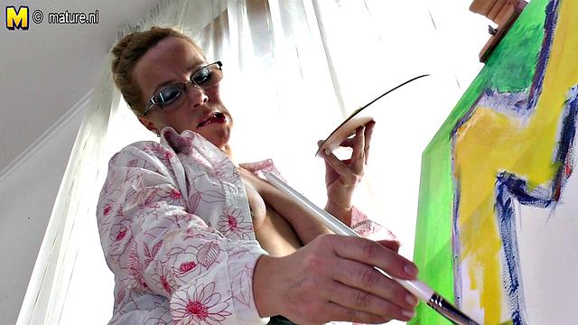 Хозяйка перестала красить и тут же стала сосать член