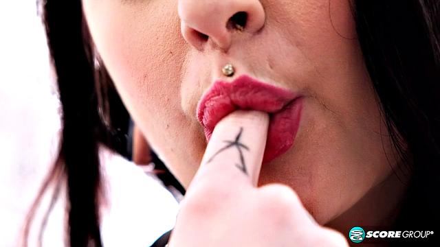 Nyx Monroe не сдерживает себя: дикая мастурбация с игрушкой