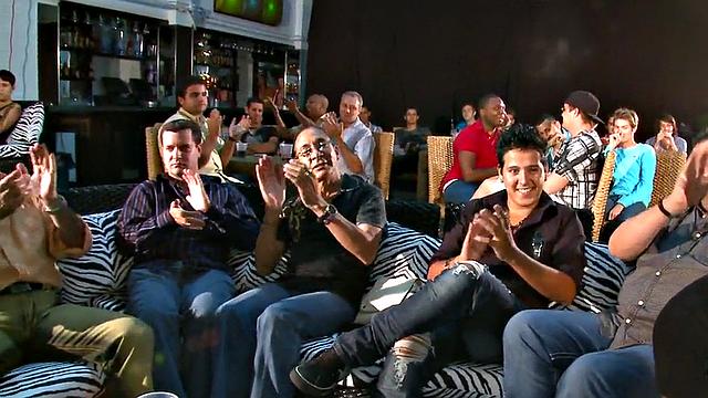 Стриптизёр только начал шоу, а уже вся тусовка на его члене