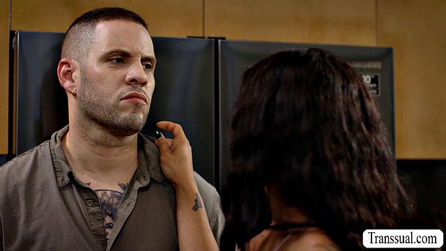 Wolf Hudson жёстко трахает TS Ева Максим на кухне в анал, отсос и страстный секс трансовый пары.