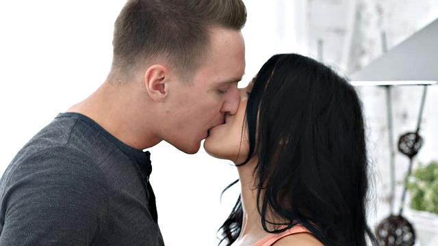 Jessica Linkoln enjoys a hot breakfast with a delicious ass-licking and deepthroat action