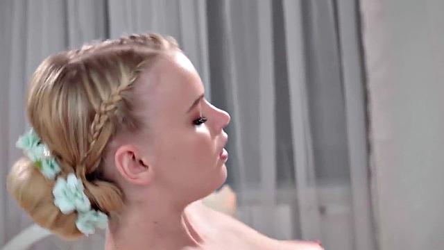 смелая мулатка скачет на ббс на массажном столе, киска течет