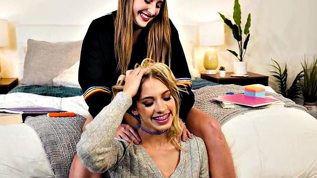 Dyke seduces 21yo lesbian beauty before scissoring