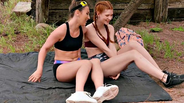 рыжие зрелые лесби увлечённо ласкают друг друга пальцами и языками