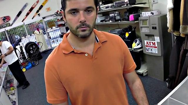 двое хозяев ломают его в офисе ломбарда по очереди