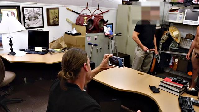 двое хозяев ломают его в офисе ломбарда по очереди