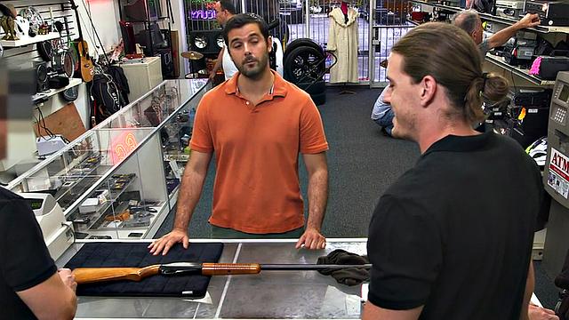 двое хозяев ломают его в офисе ломбарда по очереди