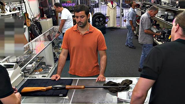 двое хозяев ломают его в офисе ломбарда по очереди