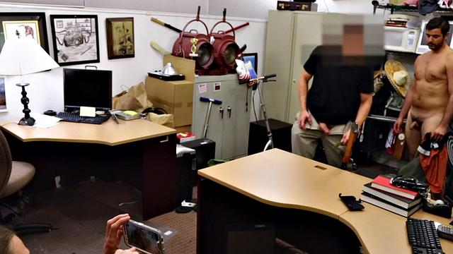 двое хозяев ломают его в офисе ломбарда по очереди