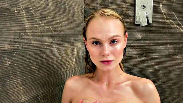 мокрая подружка сходит с ума в душе и играет с собой