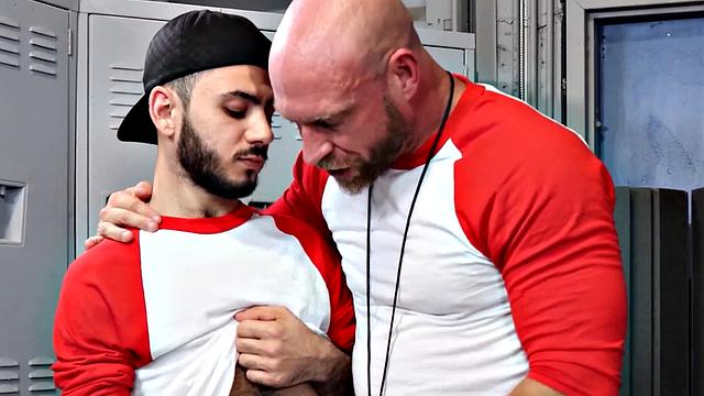 латинский спортсмен принимает член отчима глубоко