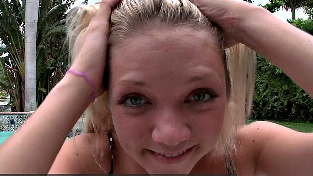 Jessie Lets Her Fingers Do Fucking