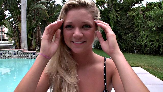 Jessie Lets Her Fingers Do Fucking