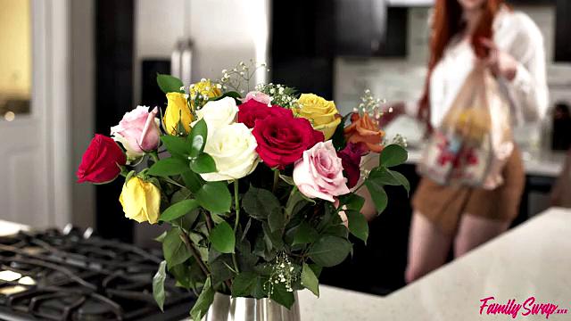 swap мама и дочь присоединяются к семейной оргии после того, как застали сына за дрочкой