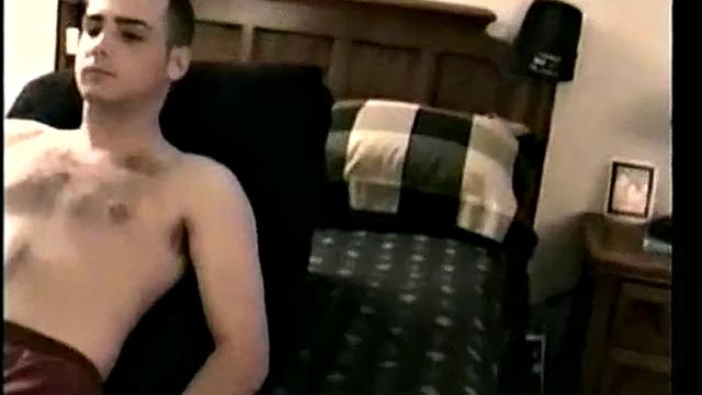 Кейси жадно дрочит свой член и кончает мощно