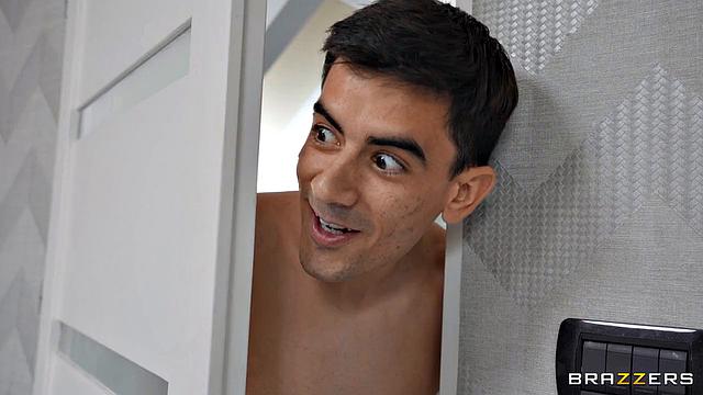 Зрелая соблазняет молодого гостя в ванной и трахается с ним в пене