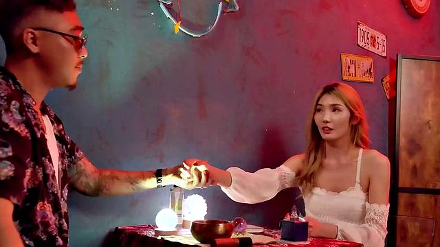 Li Zhiyan decides to see a medium to help her life around