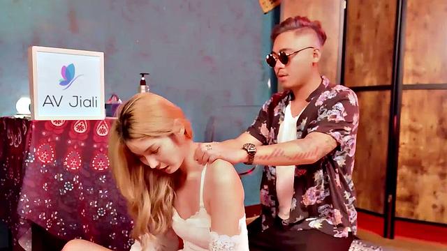 Li Zhiyan decides to see a medium to help her life around