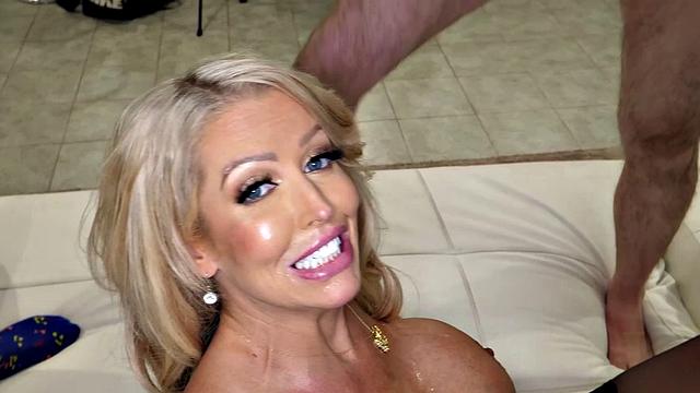 Алура Дженсон принимает члены во все дырки и между сисек, жестко и с кайфом