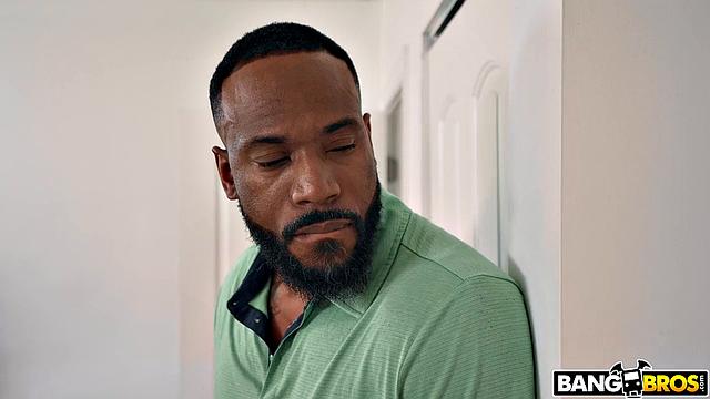 Толстозадая Daphne подловила соседа за подглядыванием и устроила ему жаркий душевой секс с продолжением в спальне.