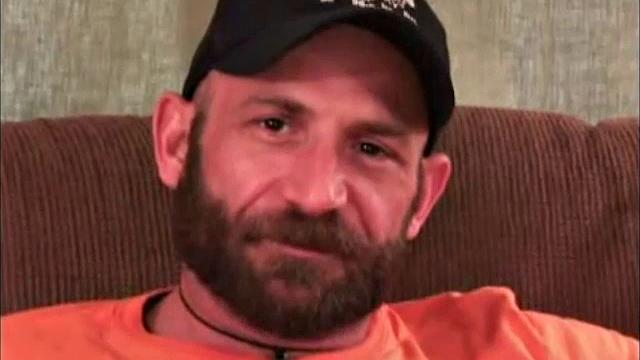 Шейн дрочит толстый член и кончает на ладонь