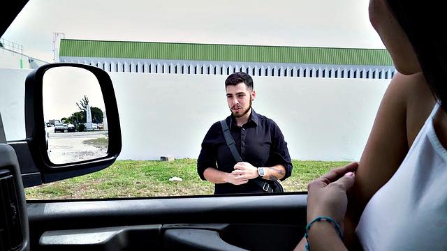 Мускулистый парень пальчиком радует волосатого в машине и угорает