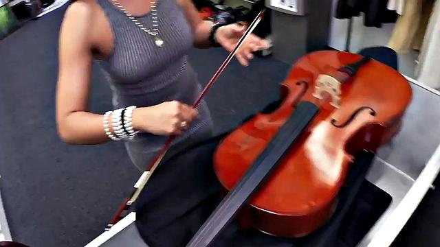 Pawnshop amateur babe sucks BWC in office for money