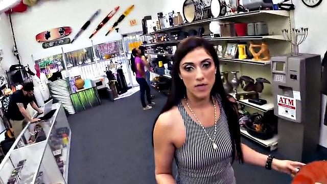 Pawnshop amateur babe sucks BWC in office for money