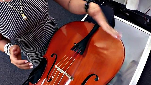 Pawnshop amateur babe sucks BWC in office for money