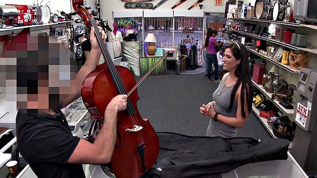 Pawnshop amateur babe sucks BWC in office for money