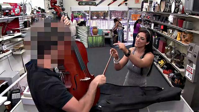 Pawnshop amateur babe sucks BWC in office for money