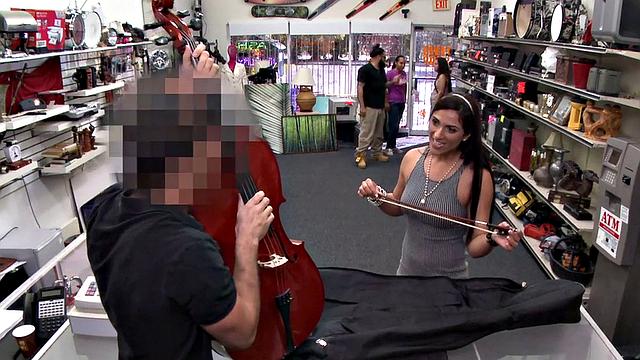 брюнетка-любительница сосёт белый член за деньги в офисе ломбарда