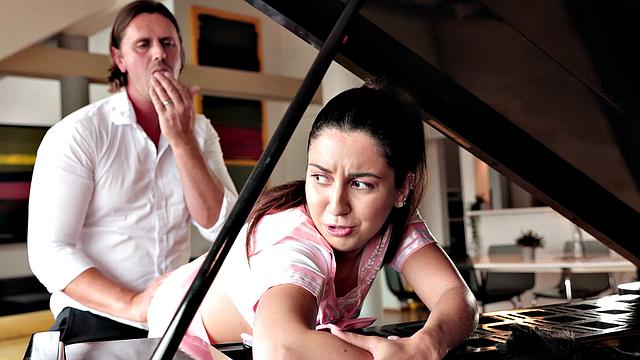 горничная в юбке садится сверху и получает по полной