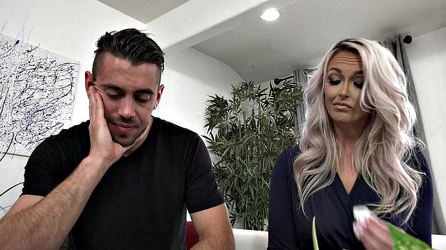 блондинка milf трахается с пасынком после отъезда мужа