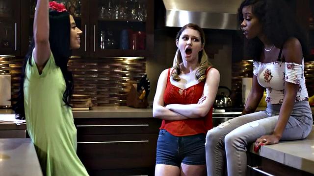 брюнетка с большими сиськами получает кунилингус от девушки в колготках