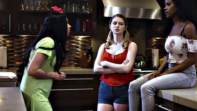 Lesbian babe gets pussylicking by pantyhosed teen