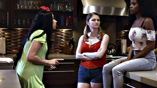 Lesbian babe gets pussylicking by pantyhosed teen