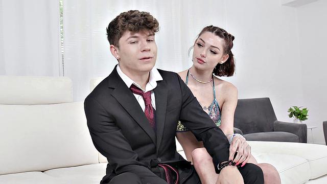 толстый член в костюме лижет жопу и жарит по-взрослому