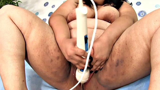 Chubby girl Paige Jenson uses a vibrator