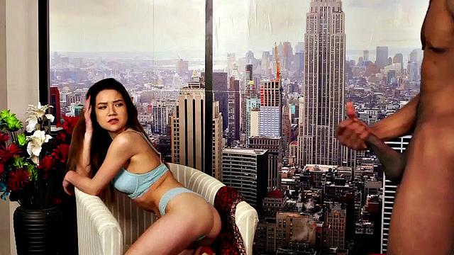 Миниатюрная британка в белье заводит черного мачо взглядом