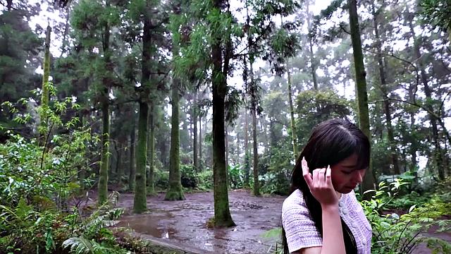 Ранака потерялась в лесу и теперь ей явно не до прогулок