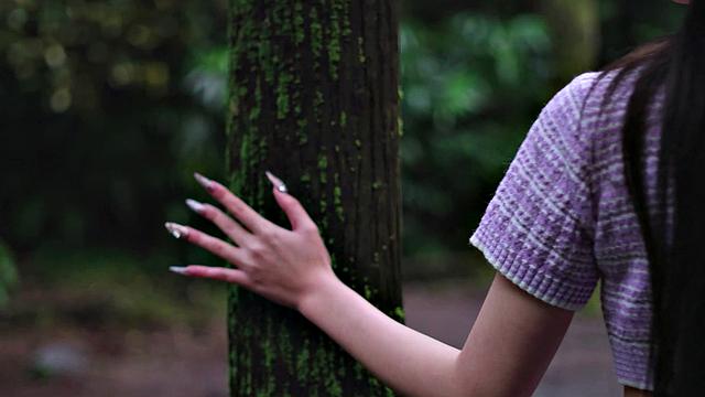 Ранака потерялась в лесу и теперь ей явно не до прогулок