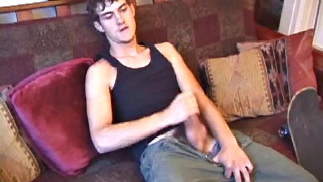 Риз Андер отчаянно дрочит ради денег, пока девушка угрожает уйти