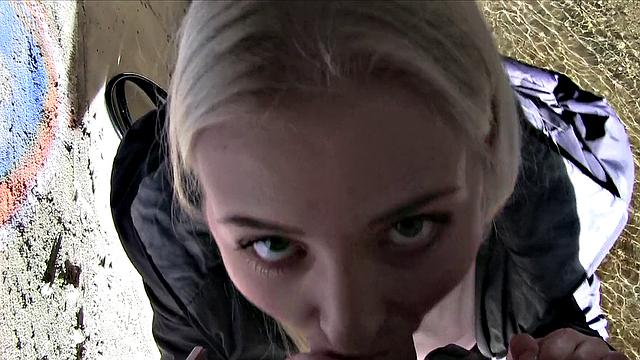 блондинка показывает грудь за айфон и делает минет в машине