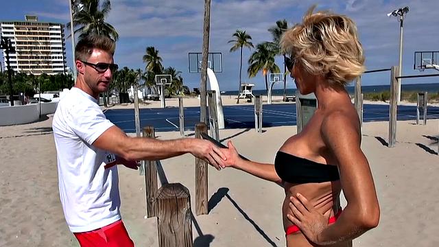 милфа в отпуске сходила за морем, вернулась за членом