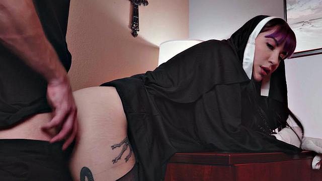 Похотливая монахиня в колготках раздвигает ноги для анала с батюшкой