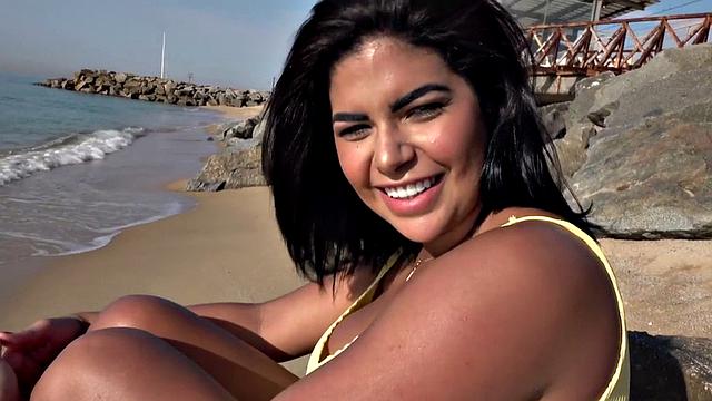 пышная латинка трахается на улице и у бассейна в pov