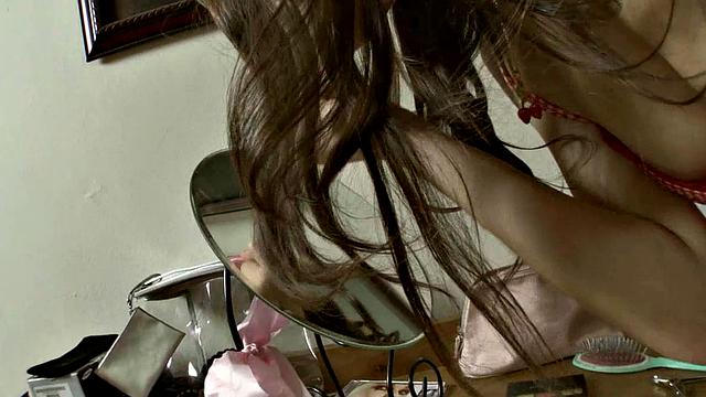 Мелика растягивает попку игрушками, похихикивает на каблуках