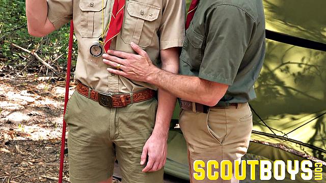 колтон опускается на колени и с жадностью сосёт в лесу